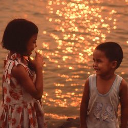 世界はオレンジ色に染まり － ピイ・ミャンマー 2004