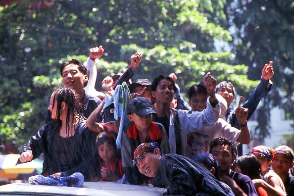 ミャンマーの水かけ祭－ ヤンゴン・ミャンマー 2004